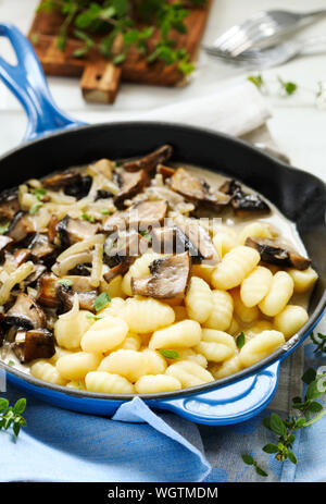 Gnocchi mit Pilzen Stockfoto