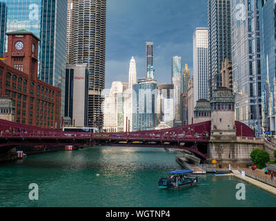 Anzeigen östlich von Chicago River von Wells Street Brücke nach einem Sommer Sturm. Stockfoto