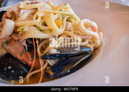 Linguine mit Meeresfrüchten serviert in einem Restaurant in Saranda, Albanien. Stockfoto