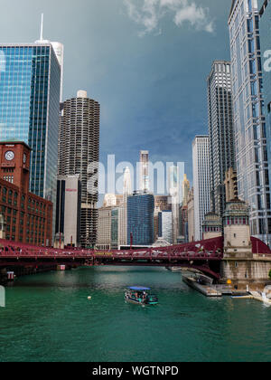 Anzeigen östlich von Chicago River von Wells Street Brücke nach einem Sommer Sturm. Stockfoto