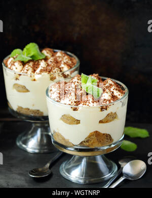 Hausgemachte italienische Dessert Tiramisu serviert in einzelnen Gläser Stockfoto