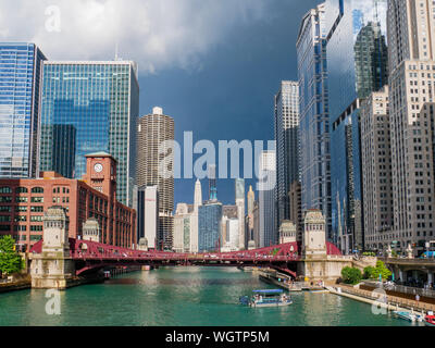 Anzeigen östlich von Chicago River von Wells Street Brücke nach einem Sommer Sturm. Stockfoto