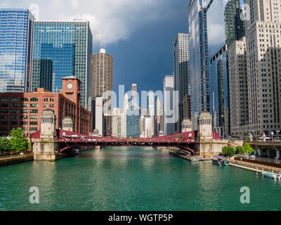 Anzeigen östlich von Chicago River von Wells Street Brücke nach einem Sommer Sturm. Stockfoto