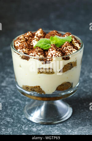 Hausgemachte italienische Dessert Tiramisu serviert in einzelnen Gläser Stockfoto