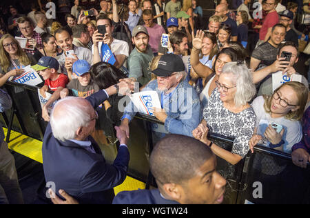 Portland, Maine, USA. 1. Sep 2019. September 1, 2019 - Portland, Maine. Die US-amerikanischen Senator Bernie Sanders shakers Hände und grüßt Anhänger nach seiner Kundgebung für den demokratischen Präsidentschaftskandidaten bei einem Stop an der Staatlichen Theater in Portland, Maine am Sonntag, 1. September 2019. Quelle: Michael G. Seamans/ZUMA Draht/Alamy leben Nachrichten Stockfoto
