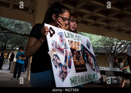 Odessa, Texas, USA. 1. Sep 2019. YASMIN NATERA, 16, links, und CELESTE LUJAN, 13, besuchen eine Mahnwache für die Opfer der 12.08.31. Masse schießen in Odessa, Texas. Natera's bester Freund, Leila Hernandez, 15, gehörte zu denen, die tödlich während der 12.08.31. Masse schießen Schoß in den Städten von Midland und Odessa. Quelle: Joel Engel Juarez/ZUMA Draht/Alamy leben Nachrichten Stockfoto