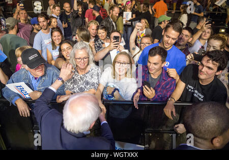 Portland, Maine, USA. 1. Sep 2019. September 1, 2019 - Portland, Maine. Die US-amerikanischen Senator Bernie Sanders shakers Hände und grüßt Anhänger nach seiner Kundgebung für den demokratischen Präsidentschaftskandidaten bei einem Stop an der Staatlichen Theater in Portland, Maine am Sonntag, 1. September 2019. Quelle: Michael G. Seamans/ZUMA Draht/Alamy leben Nachrichten Stockfoto