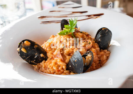 Meeresfrüchte Risotto serviert in einem Restaurant in Saranda, Albanien. Stockfoto