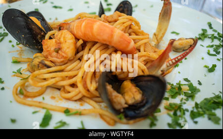 Linguine mit Meeresfrüchten serviert in einem Restaurant in Saranda, Albanien. Stockfoto
