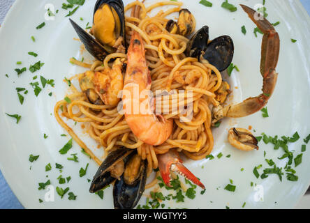 Linguine mit Meeresfrüchten serviert in einem Restaurant in Saranda, Albanien. Stockfoto