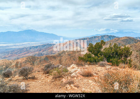 Blick auf den Mount San Jacinto aus Schlüssel anzuzeigen. Joshua Tree National Park. Kalifornien. USA Stockfoto