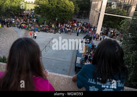 Odessa, Texas, USA. 1. Sep 2019. Leute sorgen eine Mahnwache für die Opfer der 12.08.31. Masse schießen in Odessa, Texas. Ein bewaffneter Bandit fuhr durch die Städte von Midland und Odessa tödlich schießen 5 Menschen und verletzte 21 andere am 12.08.31. Die Zahl der Todesopfer stieg auf 7 am folgenden Morgen. Quelle: Joel Engel Juarez/ZUMA Draht/Alamy leben Nachrichten Stockfoto