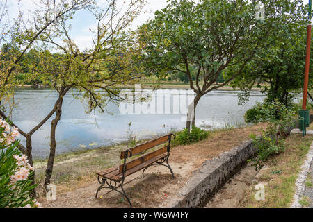 Leere Holz Parkbank mit Blick auf Viroi See in Pogradec, Albanien. Stockfoto