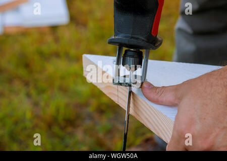 Handgefertigte Tischler engagiert in der Verarbeitung von Holz in der Stichsäge Stockfoto