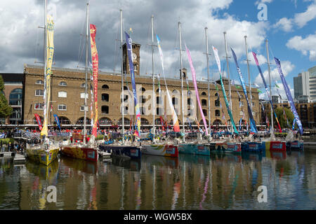 London, Großbritannien. 1. Sep 2019. Racing Boote werden in die St Katherine's Dock zu Beginn der Clipper Round the World Race in London, Großbritannien an Sept. 1, 2019. Credit: Ray Tang/Xinhua Stockfoto