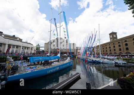 London, Großbritannien. 1. Sep 2019. Racing Boote werden in die St Katherine's Dock zu Beginn der Clipper Round the World Race in London, Großbritannien an Sept. 1, 2019. Credit: Ray Tang/Xinhua Stockfoto