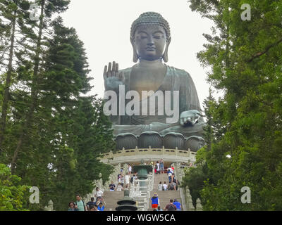 Hongkong, China, September, 30, 2017: Low Angle Shot der Stufen tian Buddha in Hongkong zu tan Stockfoto