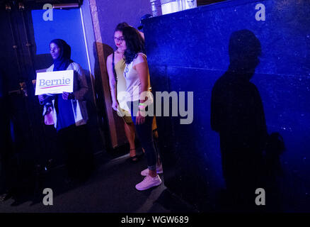 Portland, Maine, USA. 1. Sep 2019. September 1, 2019 - Portland, Maine. Hamdia Ahmed, wartet im Flügel mit anderen Unterstützern vor US-Senator Bernie Sanders Kampagnen für den demokratischen Präsidentschaftskandidaten am Staatstheater in Portland, Maine am Sonntag, 1. September 2019. Über 1.600 Leute waren anwesend. Quelle: Michael G. Seamans/ZUMA Draht/Alamy leben Nachrichten Stockfoto