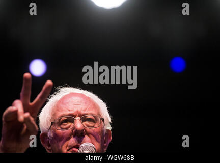 Portland, Maine, USA. 1. Sep 2019. September 1, 2019 - Portland, Maine. Die US-amerikanischen Senator Bernie Sanders Kampagnen für den demokratischen Präsidentschaftskandidaten während einer Kundgebung vor über 1.600 Fans am Staatstheater in Portland, Maine am Sonntag, 1. September 2019. Quelle: Michael G. Seamans/ZUMA Draht/Alamy leben Nachrichten Stockfoto