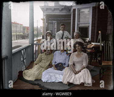 Family Portrait im Sommer Stadt Einstellung: eine Gruppe von Frauen und jungen Menschen, wahrscheinlich Student der Medizin, auf einem Balkon in einer Stadt nach Hause. Im Osten der USA, Anfang 1900. Stockfoto