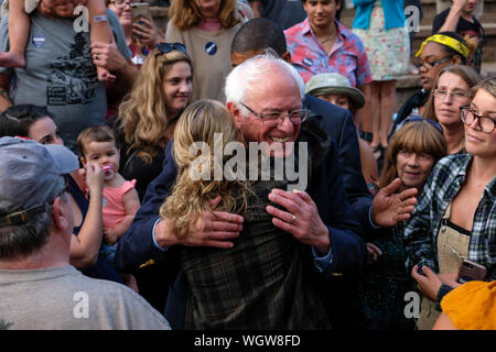 Dover, United States. 01 Sep, 2019. Demokratische Präsidentschaftskandidat Bernie Sanders begrüßt seine Anhänger vor der Rallye in Dover, New Hampshire. Credit: SOPA Images Limited/Alamy leben Nachrichten Stockfoto