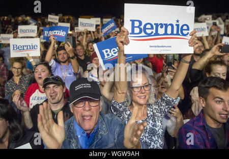 Portland, Maine, USA. 1. Sep 2019. September 1, 2019 - Portland, Maine. Anhänger für US, Senator Bernie Sanders jubeln wie Sanders spricht über universelle Gesundheitsversorgung für alle während einer Kampagne Stopp für den demokratischen Präsidentschaftskandidaten am Staatstheater in Portland, Maine am Sonntag, 1. September 2019. Über 1.600 Menschen wurden in Anwesenheit für die Rallye. Quelle: Michael G. Seamans/ZUMA Draht/Alamy leben Nachrichten Stockfoto