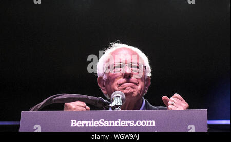 Portland, Maine, USA. 1. Sep 2019. September 1, 2019 - Portland, Maine. Die US-amerikanischen Senator Bernie Sanders Kampagnen für den demokratischen Präsidentschaftskandidaten während einer Kundgebung vor über 1.600 Fans am Staatstheater in Portland, Maine am Sonntag, 1. September 2019. Quelle: Michael G. Seamans/ZUMA Draht/Alamy leben Nachrichten Stockfoto