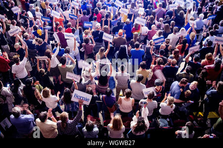 Portland, Maine, USA. 1. Sep 2019. September 1, 2019 - Portland, Maine. Anhänger für US, Senator Bernie Sanders jubeln wie Sanders spricht während einer Kampagne Stopp für den demokratischen Präsidentschaftskandidaten am Staatstheater in Portland, Maine am Sonntag, 1. September 2019. Über 1.600 Menschen wurden in Anwesenheit für die Rallye. Quelle: Michael G. Seamans/ZUMA Draht/Alamy leben Nachrichten Stockfoto