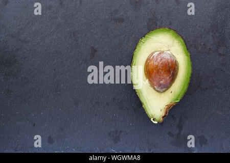 Avocado Halbieren ungefähr Stockfoto