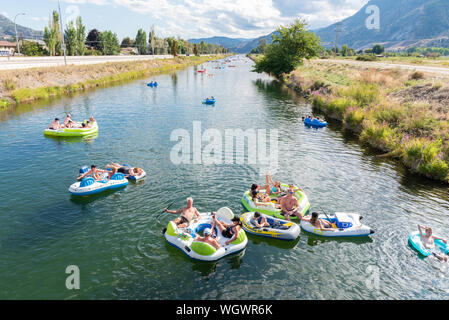 Penticton, British Columbia/Kanada - September 1, 2019: Blick von Menschen schweben Sie die penticton Flussbett, einem beliebten Sommer Aktivität. Stockfoto