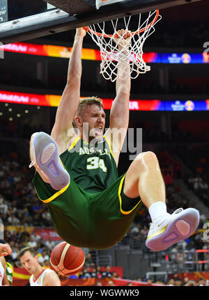 Peking, Guangdong Provinz Chinas. 1. Sep 2019. Jock Landale von Australien taucht während der Gruppe H Match zwischen Australien und Kanada an der FIBA WM 2019 in Dongguan, Provinz Guangdong im Süden Chinas, Sept. 1, 2019. Credit: Zhu Zheng/Xinhua/Alamy leben Nachrichten Stockfoto