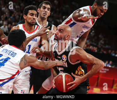 Peking, Guangdong Provinz Chinas. 1. Sep 2019. Zaid Abbas (R) von Jordanien bricht durch während der Gruppe G Übereinstimmung zwischen der Dominikanischen Republik und Jordanien in die FIBA-Weltmeisterschaft 2019 in Shenzhen in der Provinz Guangdong im Süden Chinas, an Sept. 1, 2019. Credit: Yang Lei/Xinhua/Alamy leben Nachrichten Stockfoto