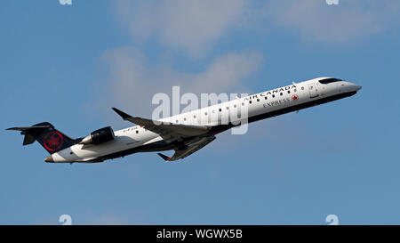 Air Canada Express Flugzeug Bombardier CRJ900 Regional Jet Airliner Airborne nach dem Start. Stockfoto