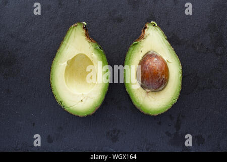 Avocado Halbieren ungefähr Stockfoto
