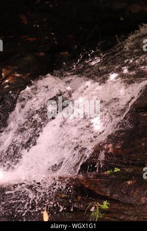 Die Kaskaden Wasserfall bei E.B. Jeffress Park auf dem Blue Ridge Parkway in North Carolina. Stockfoto