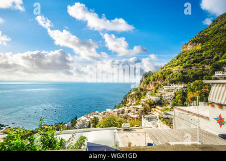 Ein Blick von der Amalfi Küste in der Nähe von Sorrent Italien auf das Mittelmeer, das Dorf und die vielen Boote im Wasser Stockfoto