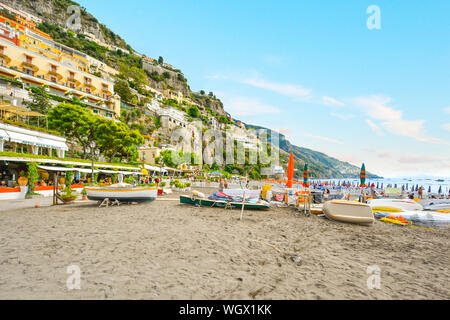 Badeort an der italienischen Mittelmeerküste in der Stadt von Positano Italien an der Amalfiküste Stockfoto