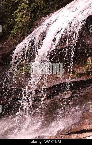 Die Kaskaden Wasserfall bei E.B. Jeffress Park auf dem Blue Ridge Parkway in North Carolina. Stockfoto