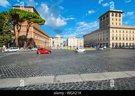 Der historische Palazzo Venezia hinter einer italienischen Stone Pine Tree auf der Piazza Venezia an einem sonnigen Tag in Rom Italien Stockfoto