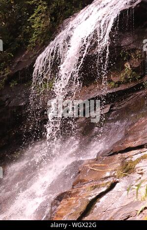 Die Kaskaden Wasserfall bei E.B. Jeffress Park auf dem Blue Ridge Parkway in North Carolina. Stockfoto