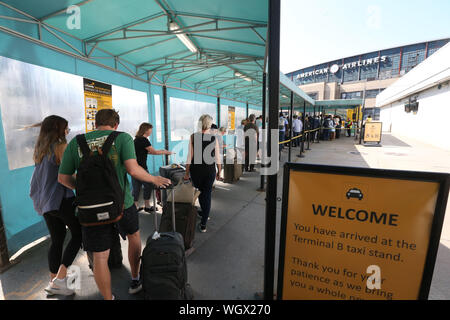 30. August 2019: ankommenden Besucher und Bewohner in das Taxi am Flughafen La Guardia warten Stockfoto