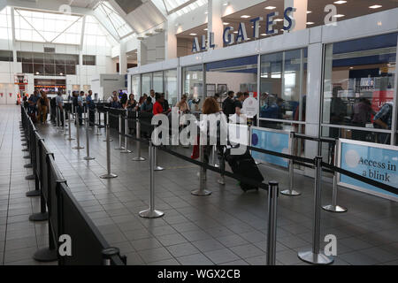 August 30, 2019: La Guardia Airport am Freitag Nachmittag vor dem Tag der Arbeit ist etwas ruhiger als eine handvoll Passagiere einchecken und s gehen Stockfoto