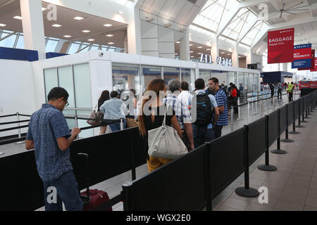 August 30, 2019: La Guardia Airport am Freitag Nachmittag vor dem Tag der Arbeit ist etwas ruhiger als eine handvoll Passagiere einchecken und s gehen Stockfoto