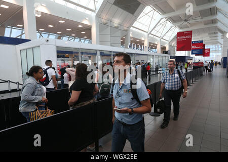 August 30, 2019: La Guardia Airport am Freitag Nachmittag vor dem Tag der Arbeit ist etwas ruhiger als eine handvoll Passagiere einchecken und s gehen Stockfoto