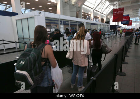 August 30, 2019: La Guardia Airport am Freitag Nachmittag vor dem Tag der Arbeit ist etwas ruhiger als eine handvoll Passagiere einchecken und s gehen Stockfoto