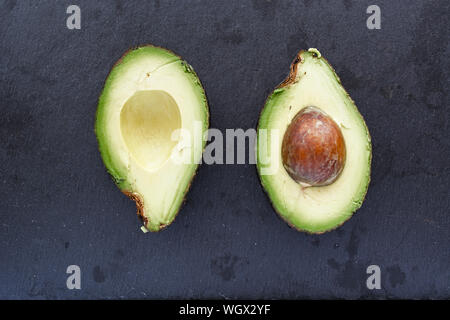 Avocado Halbieren ungefähr Stockfoto