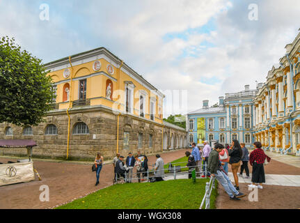 Eine Tour Gruppe kauft Drucke von einem lokalen Künstler im Rokoko Catherine Palace in der Stadt von Zarskoje Selo, in der Nähe von St. Petersburg, Russland. Stockfoto