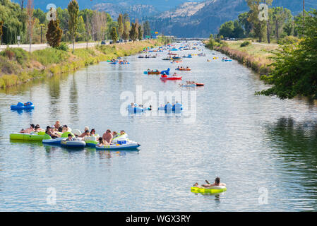 Penticton, British Columbia/Kanada - September 1, 2019: Touristen und Einheimische entfliehen Sie dem Sommer Hitze mit einem Herabsinken der Penticton Fluss Kanal Stockfoto