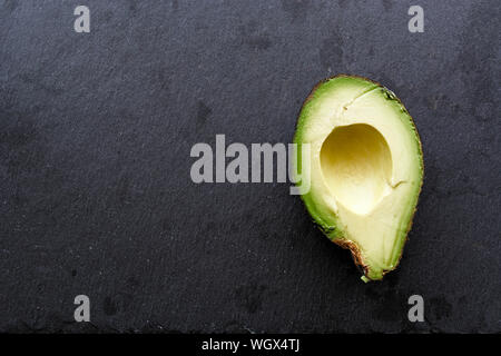 Avocado Halbieren ungefähr Stockfoto