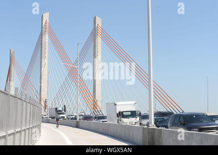 August 30, 2019: Wenige Radfahrer und Fußgänger nutzen die neuen Rad- und Fußgängerweg der Erweiterten Kosciuszko Bridge an einem Freitag Mittag. Stockfoto